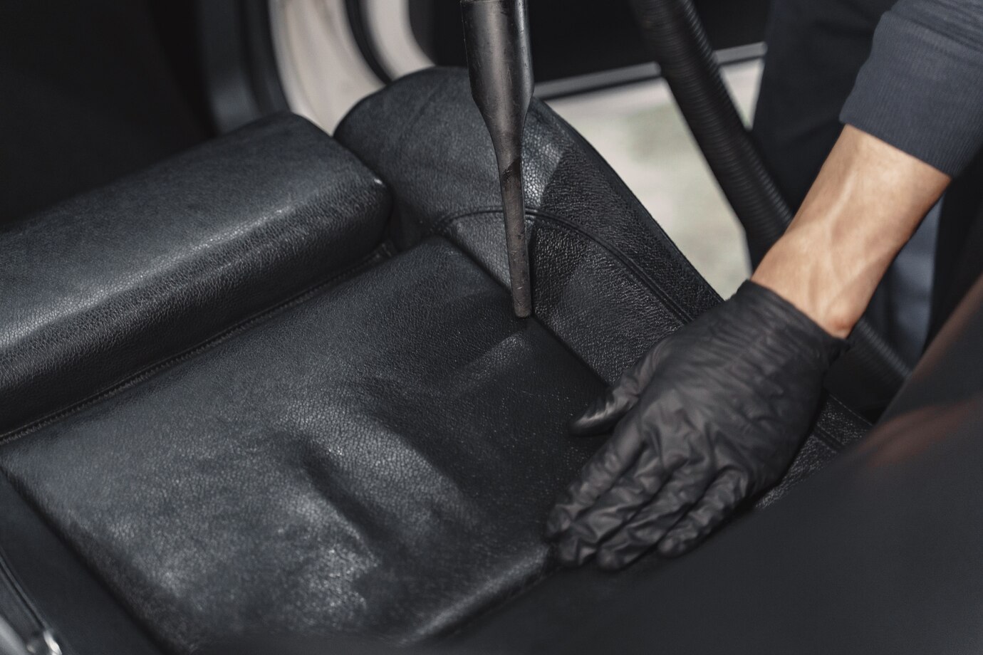 hombre aspirando cabina automovil garaje 1157 36597