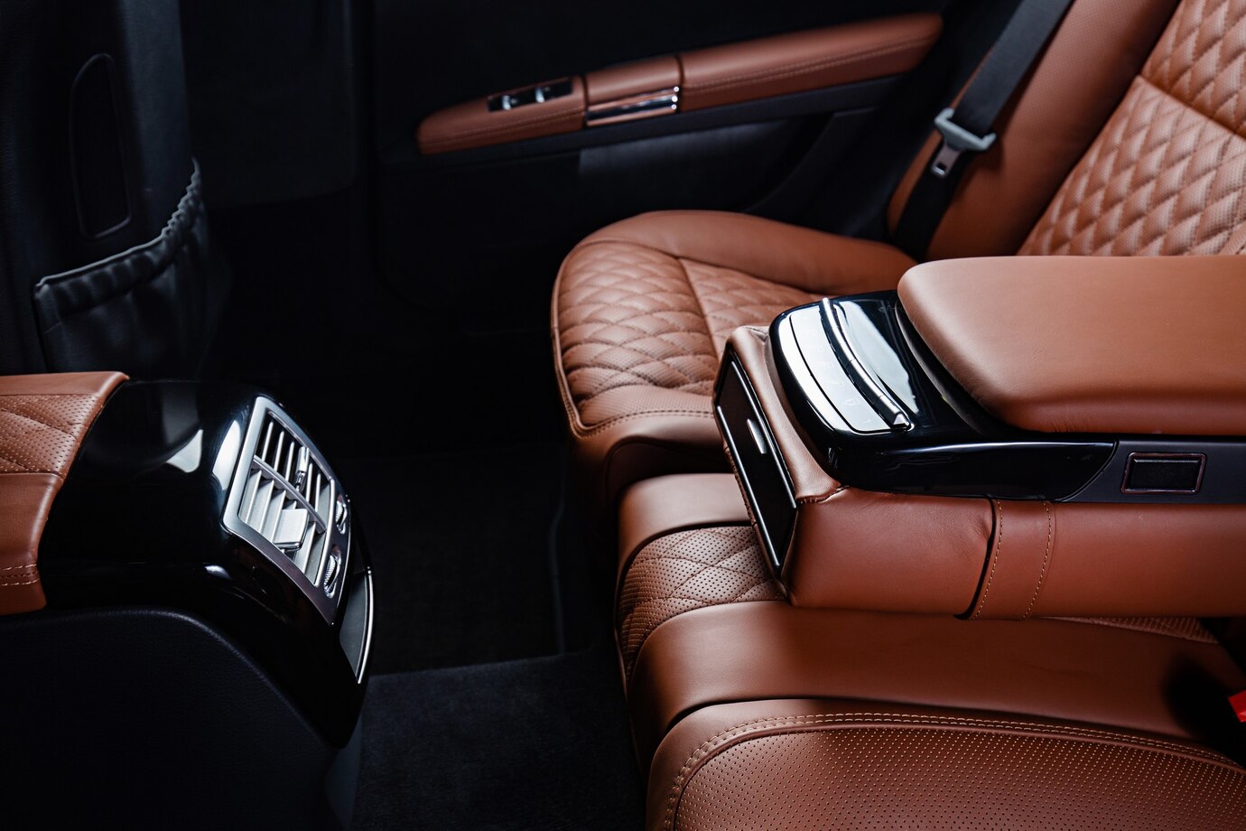 interior coche lujo colores marron negro 181624 31177